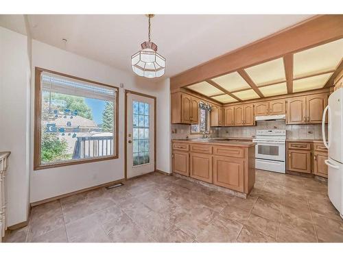 204 Hampshire Place Nw, Calgary, AB - Indoor Photo Showing Kitchen