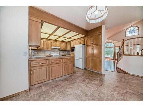 204 Hampshire Place Nw, Calgary, AB - Indoor Photo Showing Kitchen