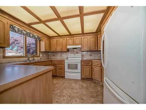 204 Hampshire Place Nw, Calgary, AB - Indoor Photo Showing Kitchen With Double Sink