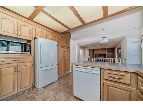 204 Hampshire Place Nw, Calgary, AB - Indoor Photo Showing Kitchen