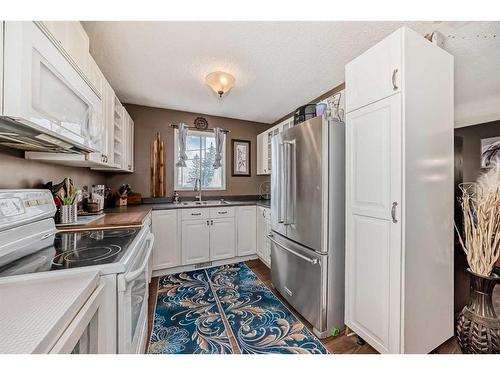 7803 34 Avenue Nw, Calgary, AB - Indoor Photo Showing Kitchen With Double Sink