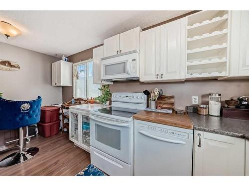 7803 34 Avenue Nw, Calgary, AB - Indoor Photo Showing Kitchen