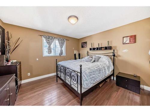 7803 34 Avenue Nw, Calgary, AB - Indoor Photo Showing Bedroom