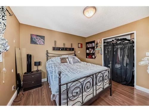 7803 34 Avenue Nw, Calgary, AB - Indoor Photo Showing Bedroom