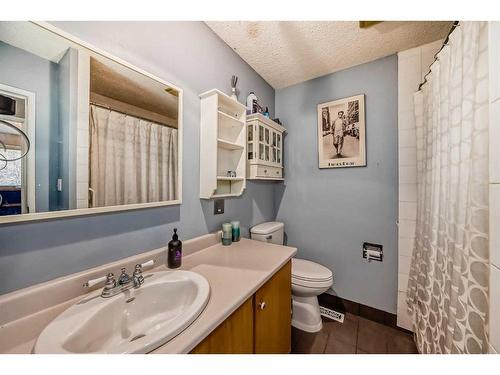 7803 34 Avenue Nw, Calgary, AB - Indoor Photo Showing Bathroom