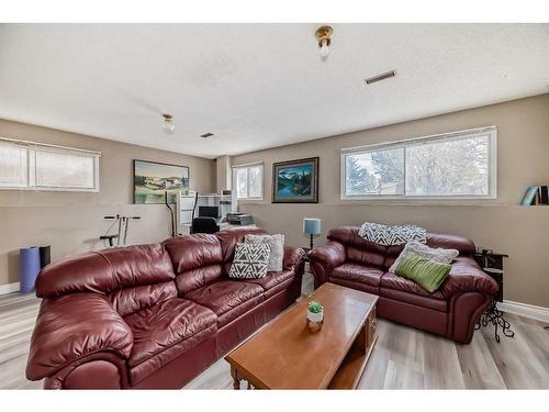 7803 34 Avenue Nw, Calgary, AB - Indoor Photo Showing Living Room