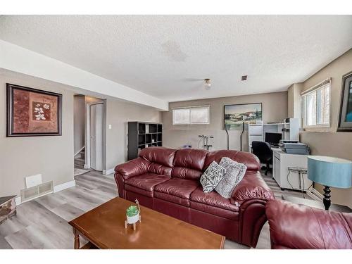 7803 34 Avenue Nw, Calgary, AB - Indoor Photo Showing Living Room