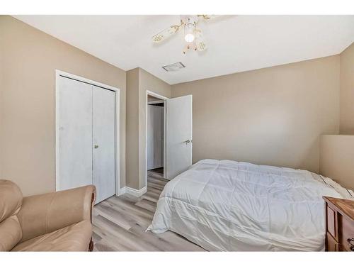 7803 34 Avenue Nw, Calgary, AB - Indoor Photo Showing Bedroom