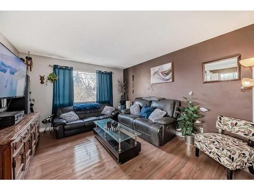 7803 34 Avenue Nw, Calgary, AB - Indoor Photo Showing Living Room