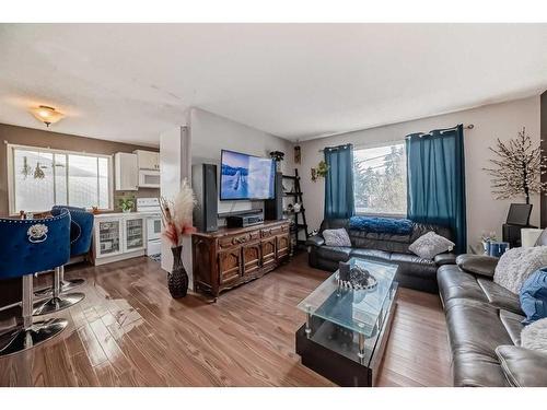 7803 34 Avenue Nw, Calgary, AB - Indoor Photo Showing Living Room