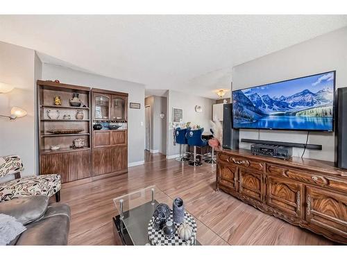 7803 34 Avenue Nw, Calgary, AB - Indoor Photo Showing Living Room