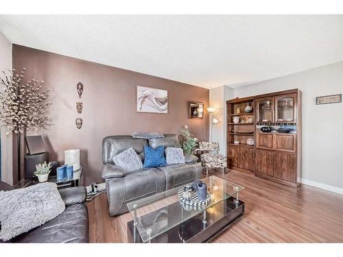 7803 34 Avenue Nw, Calgary, AB - Indoor Photo Showing Living Room