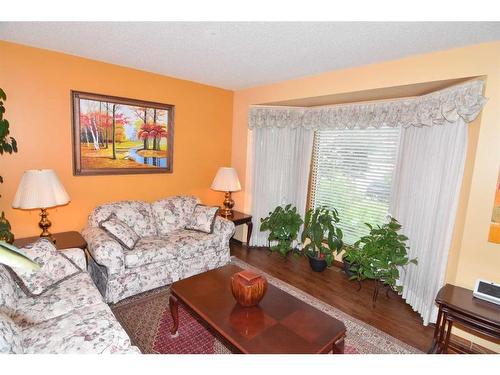 163 Shannon Circle Sw, Calgary, AB - Indoor Photo Showing Living Room