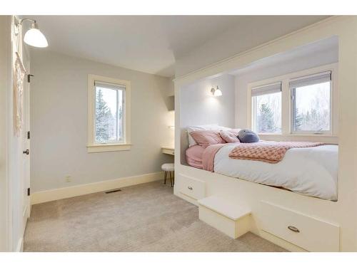 111 Woodland Lane, Rural Rocky View County, AB - Indoor Photo Showing Bedroom