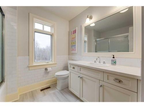 111 Woodland Lane, Rural Rocky View County, AB - Indoor Photo Showing Bathroom