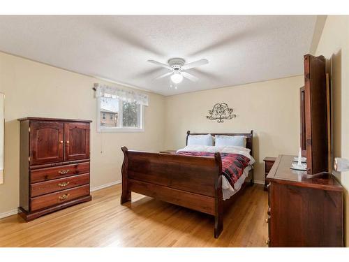 526 52 Avenue Sw, Calgary, AB - Indoor Photo Showing Bedroom