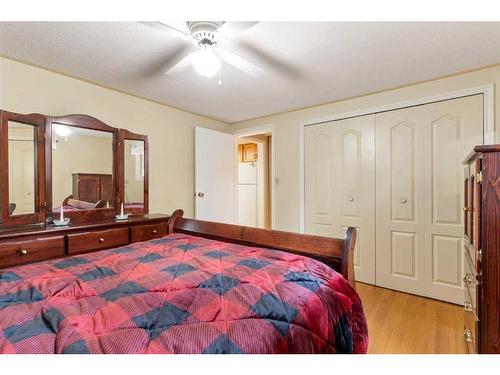 526 52 Avenue Sw, Calgary, AB - Indoor Photo Showing Bedroom