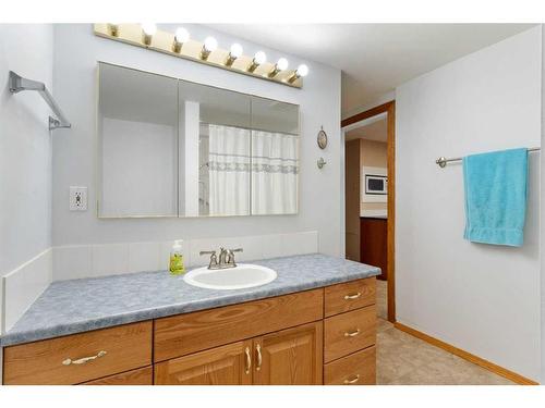 526 52 Avenue Sw, Calgary, AB - Indoor Photo Showing Bathroom