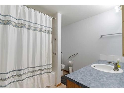 526 52 Avenue Sw, Calgary, AB - Indoor Photo Showing Bathroom