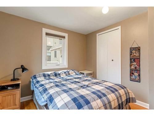 526 52 Avenue Sw, Calgary, AB - Indoor Photo Showing Bedroom