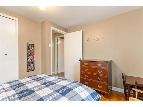 526 52 Avenue Sw, Calgary, AB - Indoor Photo Showing Bedroom