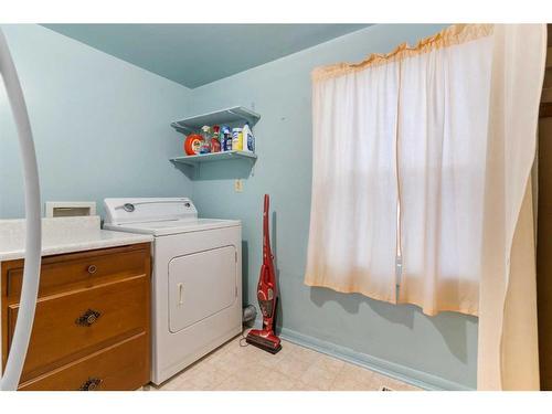 526 52 Avenue Sw, Calgary, AB - Indoor Photo Showing Laundry Room