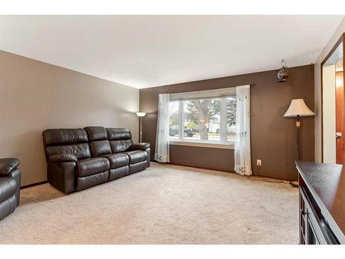 526 52 Avenue Sw, Calgary, AB - Indoor Photo Showing Living Room