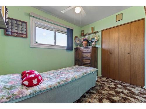 2219 39 Street Se, Calgary, AB - Indoor Photo Showing Bedroom