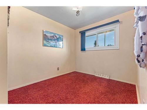 2219 39 Street Se, Calgary, AB - Indoor Photo Showing Other Room