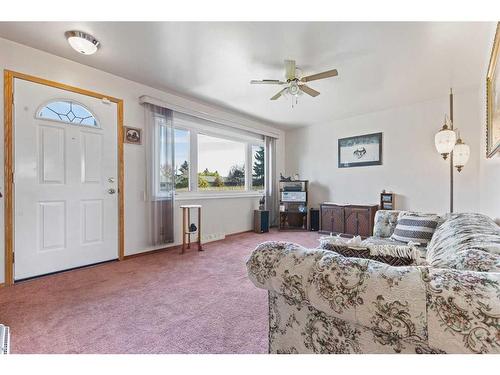 2219 39 Street Se, Calgary, AB - Indoor Photo Showing Bedroom