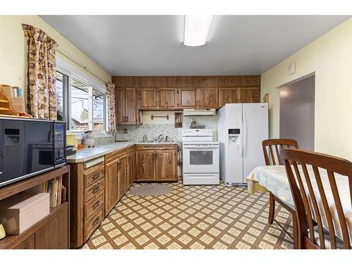 2219 39 Street Se, Calgary, AB - Indoor Photo Showing Kitchen