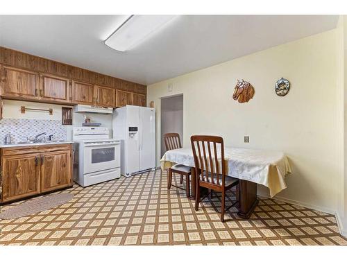 2219 39 Street Se, Calgary, AB - Indoor Photo Showing Kitchen