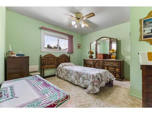 2219 39 Street Se, Calgary, AB - Indoor Photo Showing Bedroom