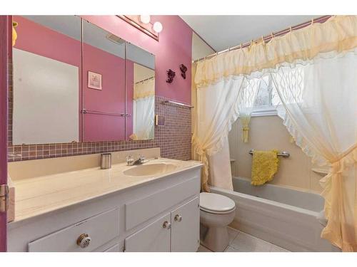 2219 39 Street Se, Calgary, AB - Indoor Photo Showing Bathroom