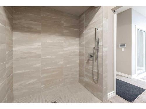 75 West Cedar Rise Sw, Calgary, AB - Indoor Photo Showing Bathroom