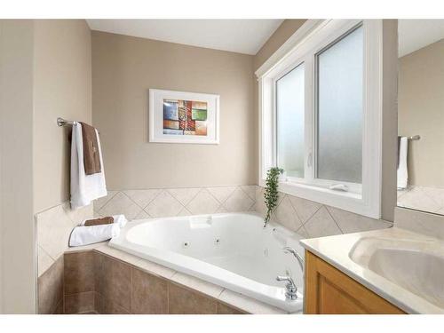 75 West Cedar Rise Sw, Calgary, AB - Indoor Photo Showing Bathroom