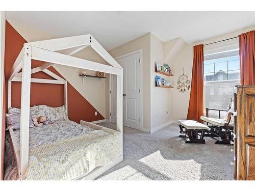 1064 Chinook Gate Heath Sw, Airdrie, AB - Indoor Photo Showing Bedroom