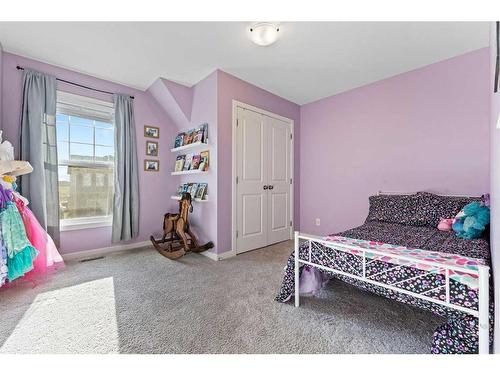 1064 Chinook Gate Heath Sw, Airdrie, AB - Indoor Photo Showing Bedroom