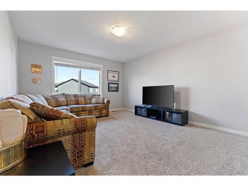 1064 Chinook Gate Heath Sw, Airdrie, AB - Indoor Photo Showing Bedroom