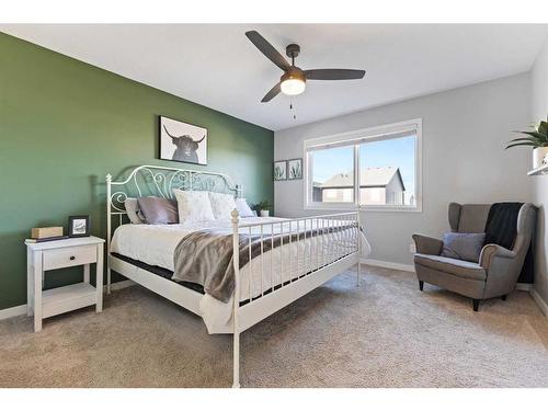 1064 Chinook Gate Heath Sw, Airdrie, AB - Indoor Photo Showing Bedroom