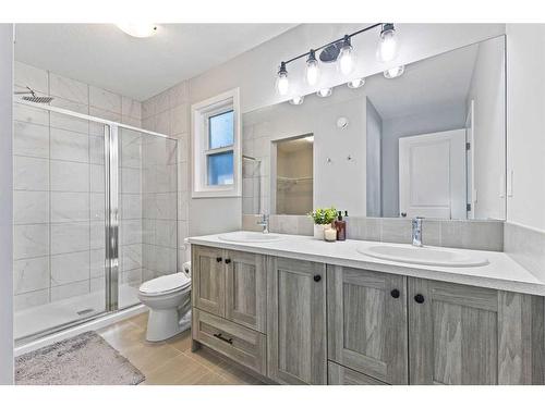 1064 Chinook Gate Heath Sw, Airdrie, AB - Indoor Photo Showing Bathroom