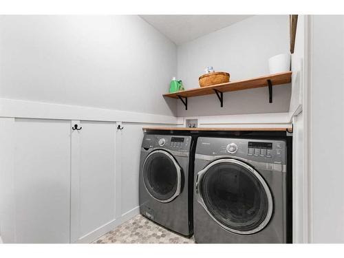 1064 Chinook Gate Heath Sw, Airdrie, AB - Indoor Photo Showing Laundry Room