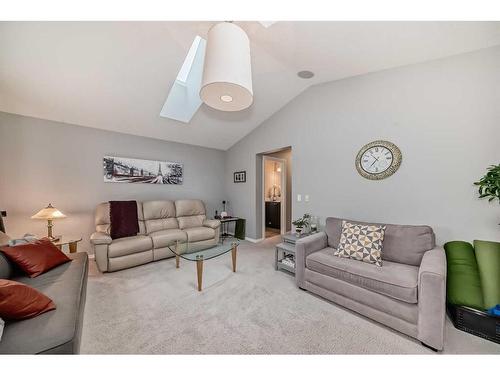 338 Kings Heights Drive Se, Airdrie, AB - Indoor Photo Showing Living Room