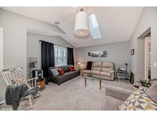 338 Kings Heights Drive Se, Airdrie, AB - Indoor Photo Showing Living Room