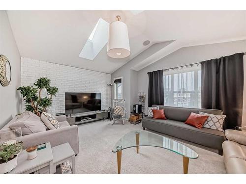 338 Kings Heights Drive Se, Airdrie, AB - Indoor Photo Showing Living Room