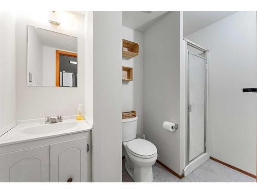 12 Glenport Road, Cochrane, AB - Indoor Photo Showing Bathroom