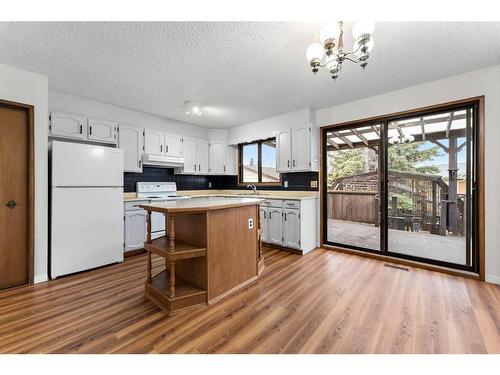 12 Glenport Road, Cochrane, AB - Indoor Photo Showing Kitchen