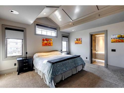 140 35 Street Nw, Calgary, AB - Indoor Photo Showing Bedroom