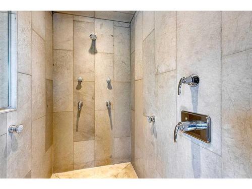 140 35 Street Nw, Calgary, AB - Indoor Photo Showing Bathroom