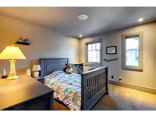 140 35 Street Nw, Calgary, AB - Indoor Photo Showing Bedroom